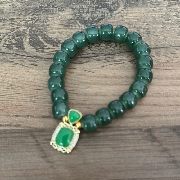 Elegant Green Beaded Bracelet with Gold Accents - Picture 1 of 2